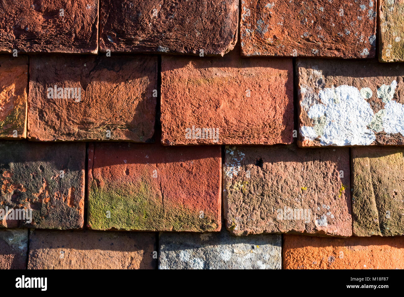 Rote Tonfliesen an der Seite eines Oast House, East Sussex, in hellem Sonnenschein Stockfoto