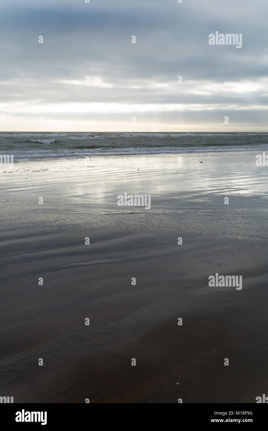 Nasser, glänzender Strand am Bexhill-on-Sea bei Ebbe Stockfoto