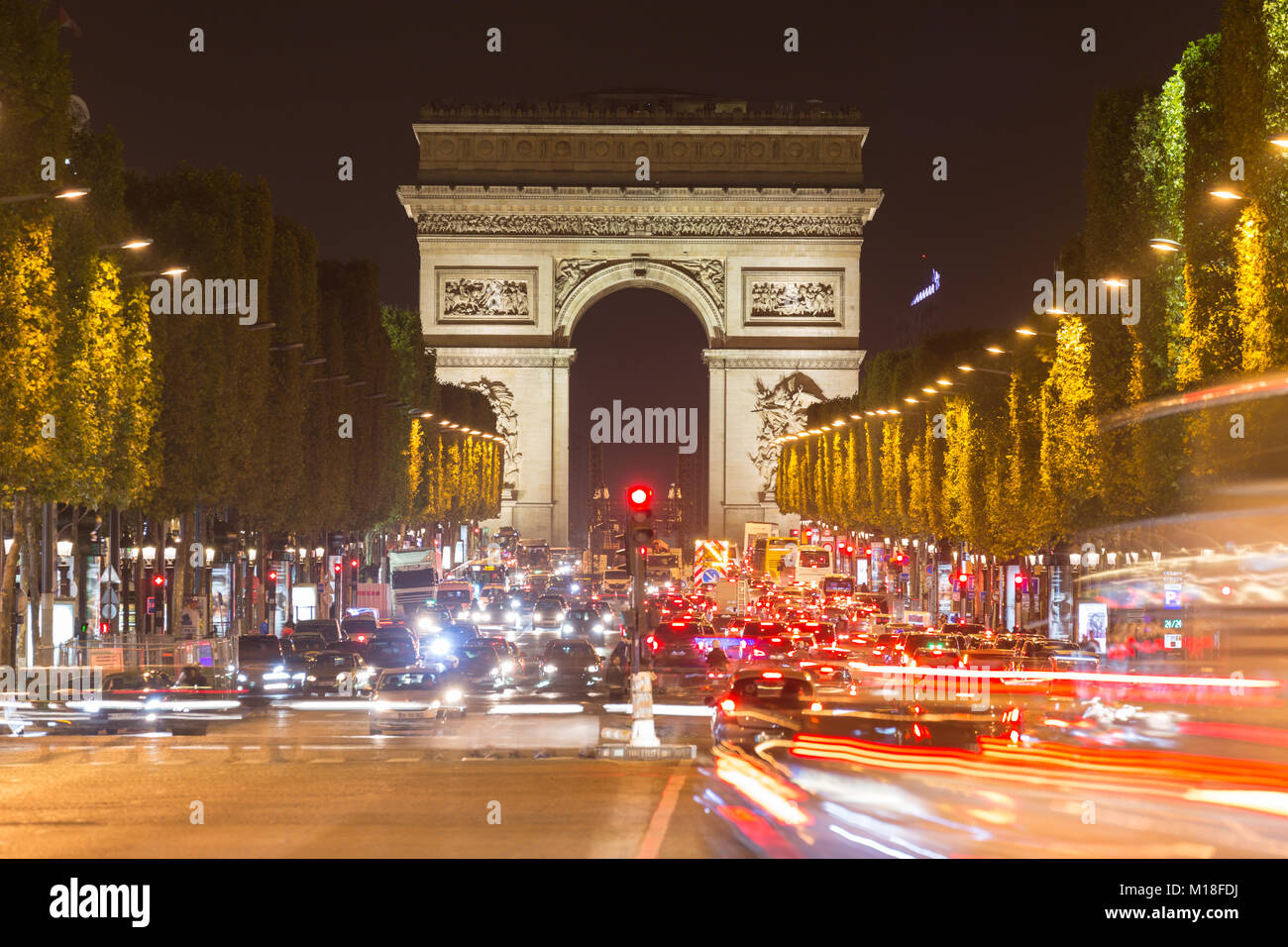 Triumphbogen mit Verkehr, Nachtaufnahme, Champs-Elysées, Paris, Frankreich Stockfoto