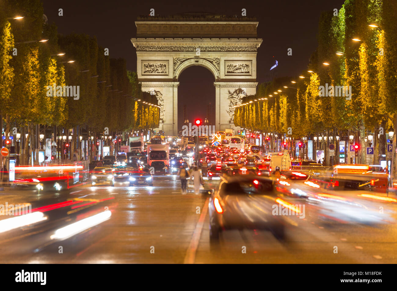 Triumphbogen mit Verkehr, Nachtaufnahme, Champs-Elysées, Paris, Frankreich Stockfoto