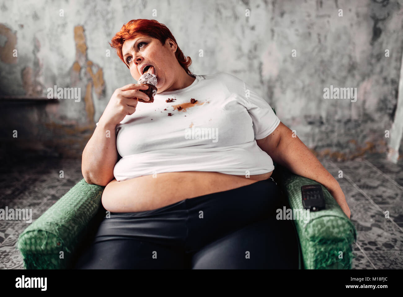 bergewichtige Frau Sitzt In Einem Sessel Und Isst S e Kuchen bergewichtige-frau-sitzt-in-einem-sessel-und-isst-s-e-kuchen