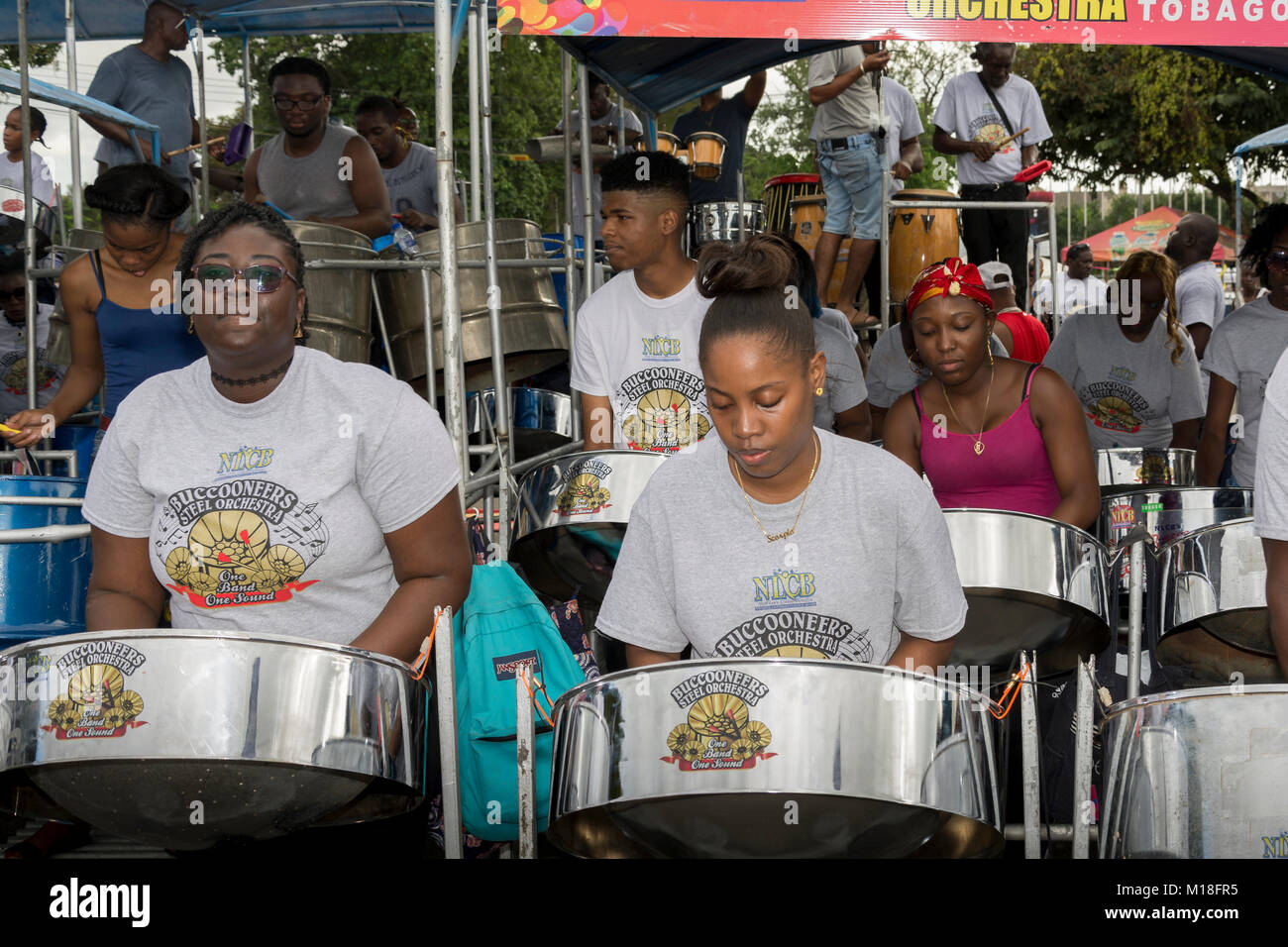 Bands vorbereiten, bevor sie auf der Bühne an der jährlichen Panorama Wettbewerb im Queen's Park Savannah, Trinidad. Stockfoto