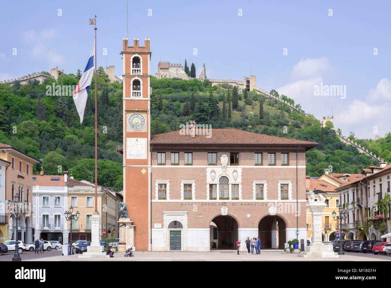 Rathaus, Rückwand mit Castello Superiore, Marostica, Venetien, Italien Stockfoto