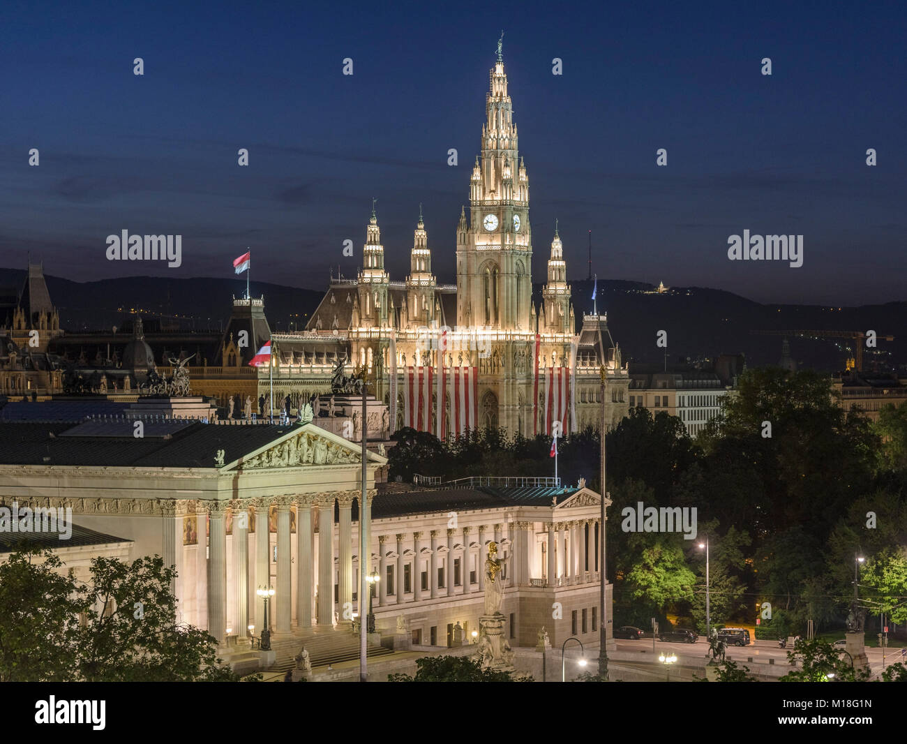 Blick auf das Parlament und Rathaus bei Nacht, Wien, Österreich Stockfoto