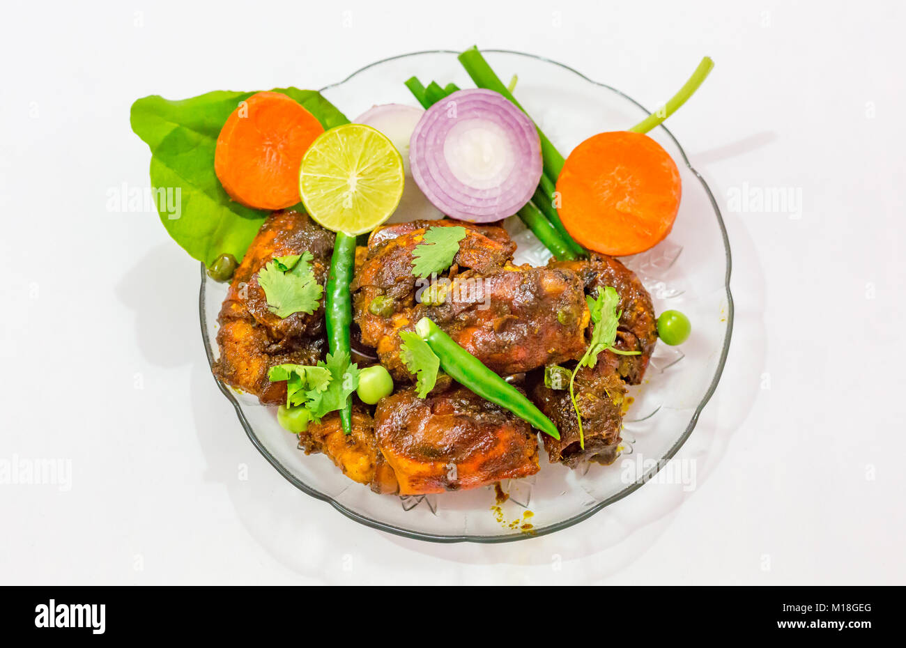 Knusprige Garnelen starter garniert mit grünem Gemüse, Salate. Köstliche indische nicht vegetarisches Gericht. Stockfoto