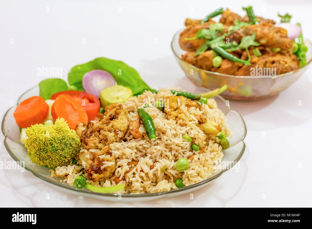 Indisches essen von Gemüse gebratener Reis und würzige Chicken kosha auf weißem Hintergrund. Eine beliebte Bengali essen. Stockfoto