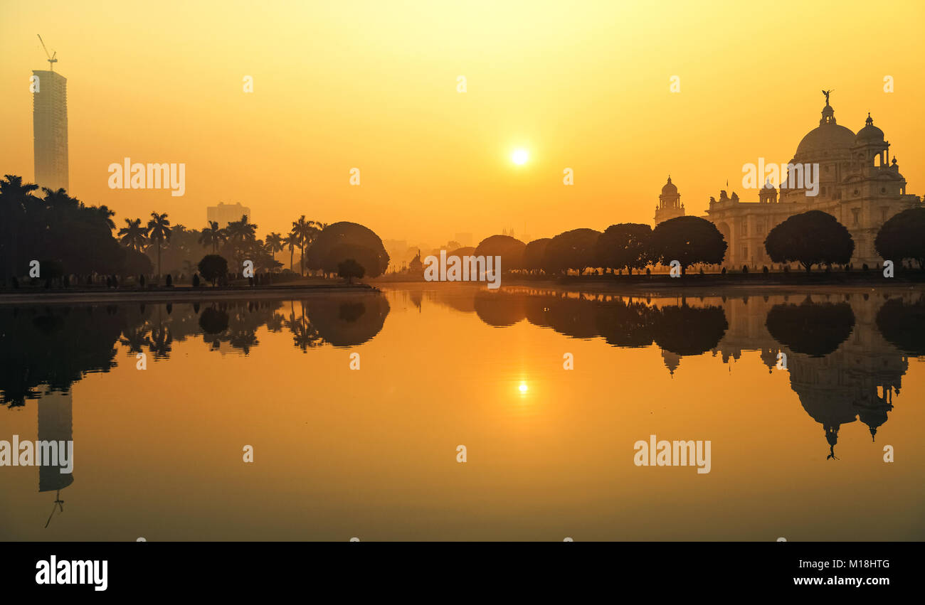 Victoria Memorial Kolkata bei Sonnenaufgang mit Winter Haze und Wasser Reflexionen. Victoria Memorial ist eine koloniale Stadt Architektur in Kolkata, Indien Stockfoto