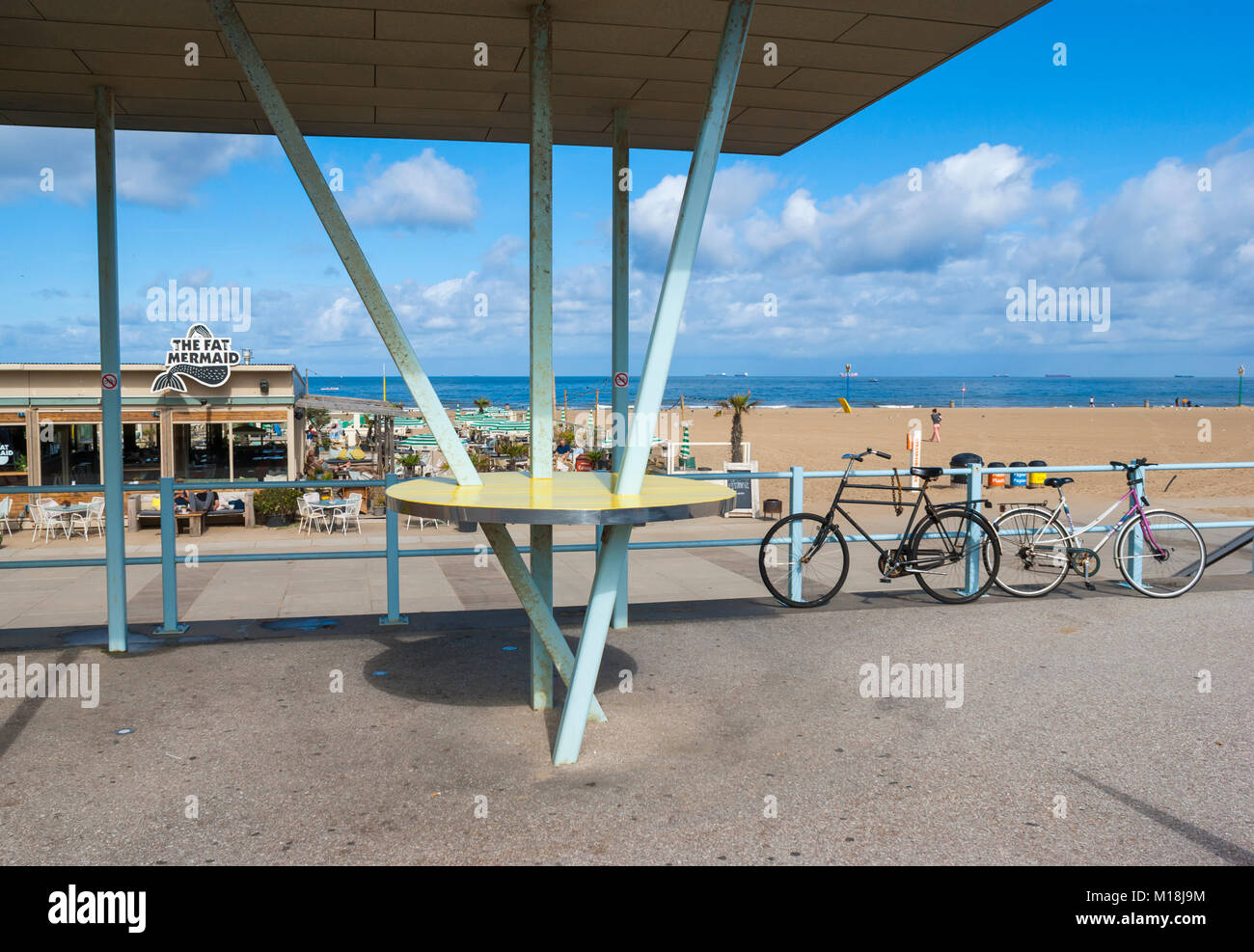 Blick von der Terrasse von Herrn Candy Salon - ein Candy Shop die Beaufsichtigung der Strandpromenade in Scheveningen, Den Haag (Den Haag), Niederlande Stockfoto