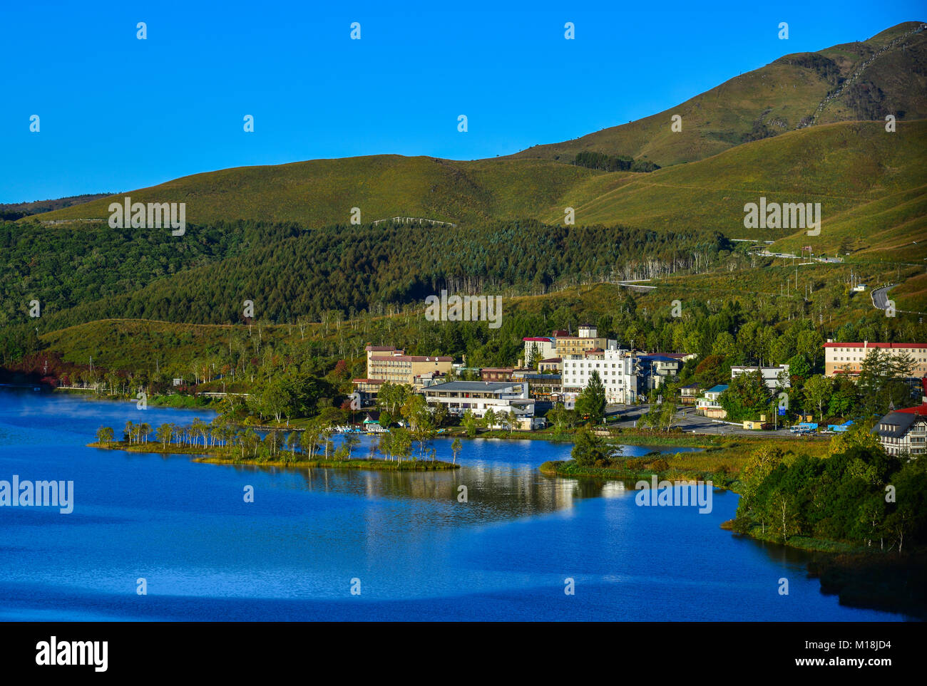 Nagano, Japan - 29.Sep, 2017. See Shirakaba mit Ferienort in Nagano, Japan. Der See ist bis zu 9 Meter tief, und ungefähr 4.600 Fuß Höhe über Stockfoto