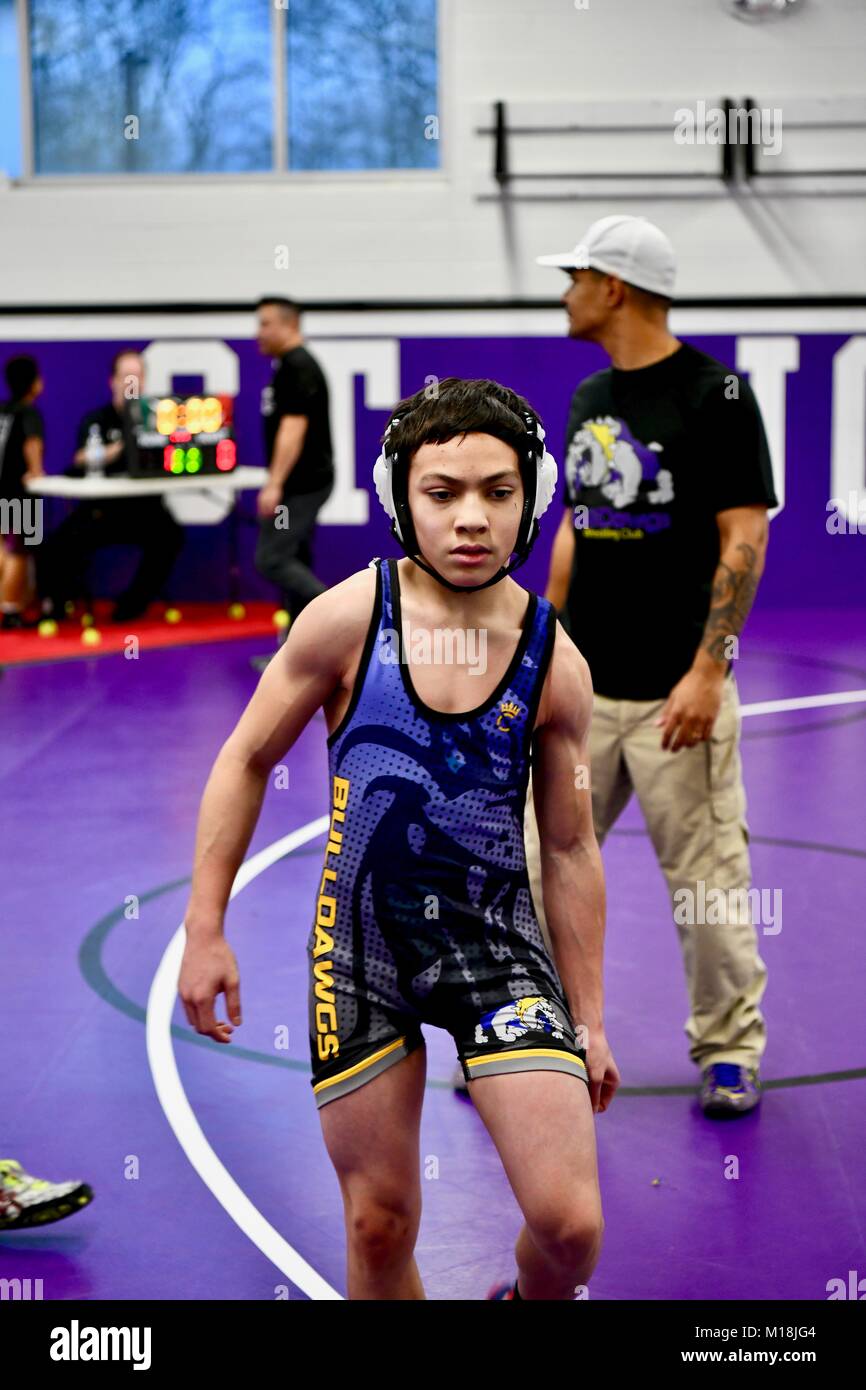 Junge Wrestler gehen weg von der Matte nach einem Spiel, USA Stockfoto