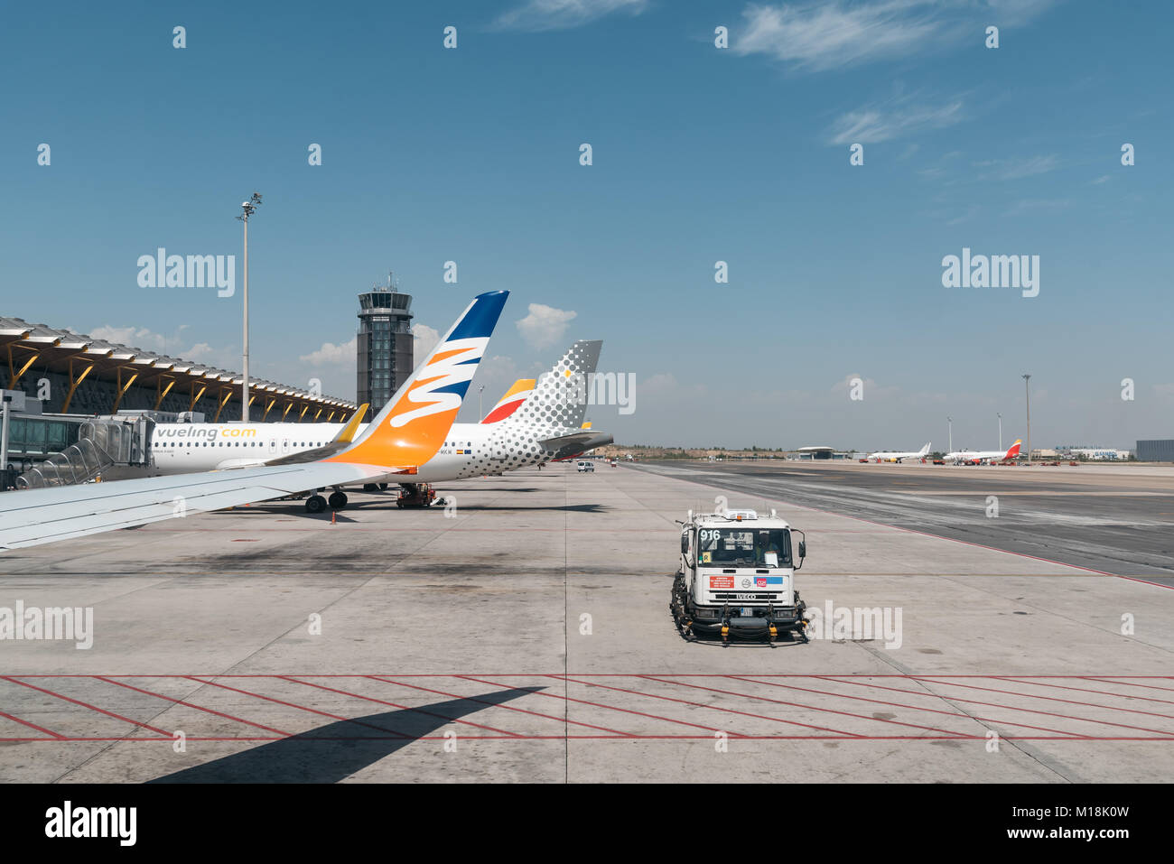 Madrid, Spanien - 22. August 2017: Flugzeuge und Lkw in der Start- und Landebahn von Adolfo Suarez Madrid Airport Stockfoto