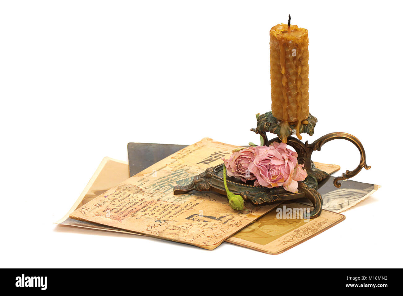 Antik Bronze kerzenständer, Rosen, alte Fotos und Korrespondenz auf weißem Hintergrund Stockfoto
