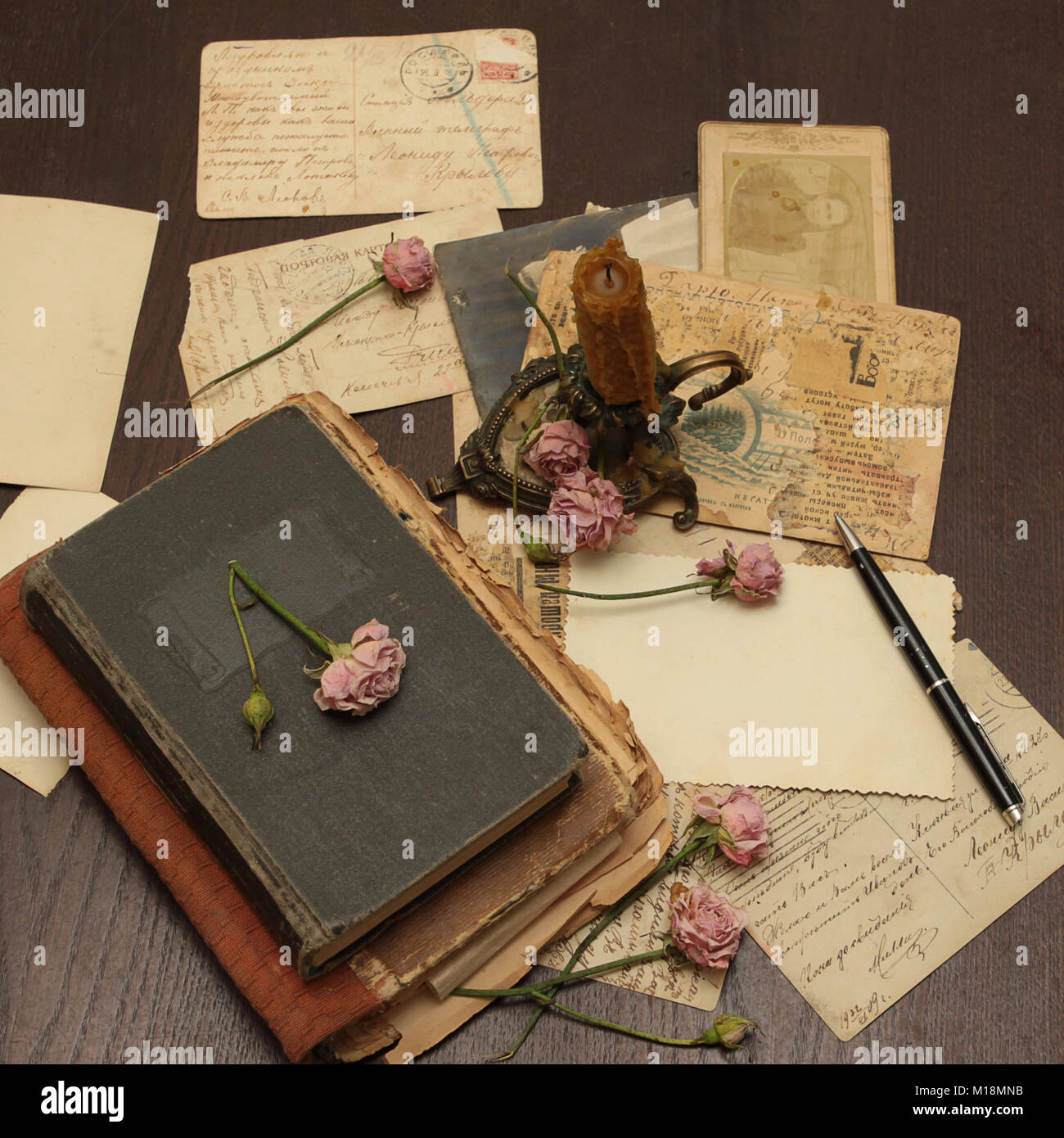 Vintage Hintergrund mit alten Büchern, Postkarten, Fotos und Blumen Stockfoto