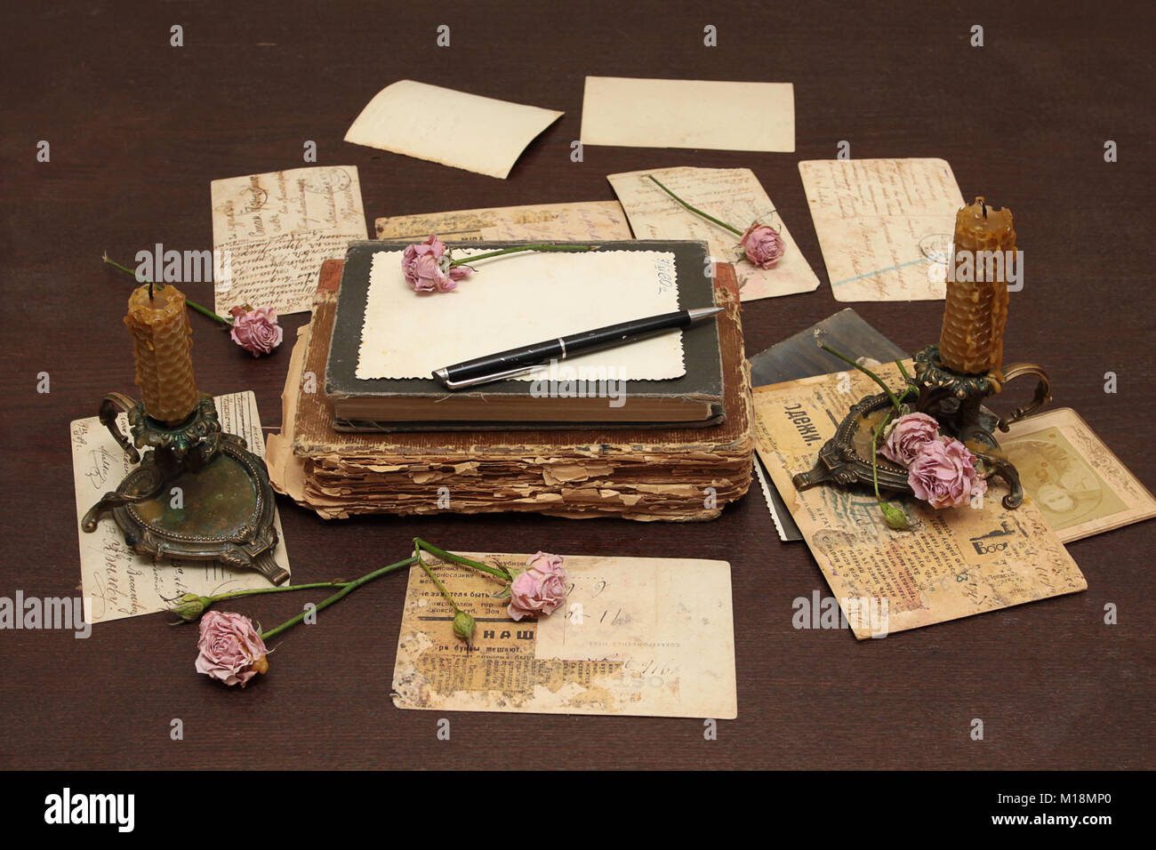 Vintage Hintergrund mit alten Büchern, Postkarten, Fotos und Blumen Stockfoto