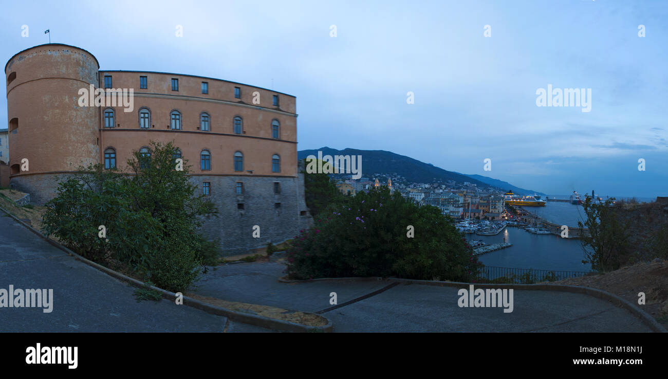 Korsika: der Palast des Präsidenten, das Museum der alten Zitadelle von Bastia, Stadt an der Unterseite des Cap Corse, mit Blick auf den alten Hafen Stockfoto