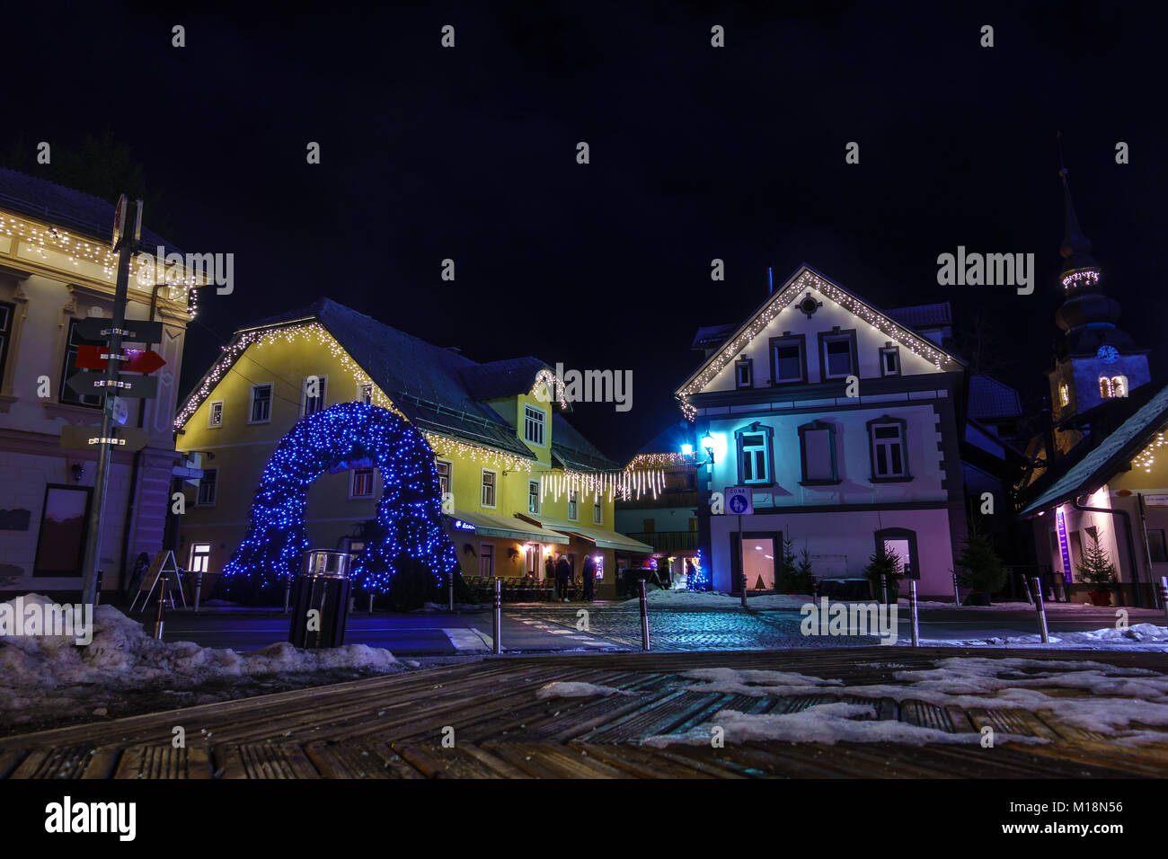 Kranjska Gora Weihnachten dekoriert Square, Alpine Village bei Nacht Stockfoto