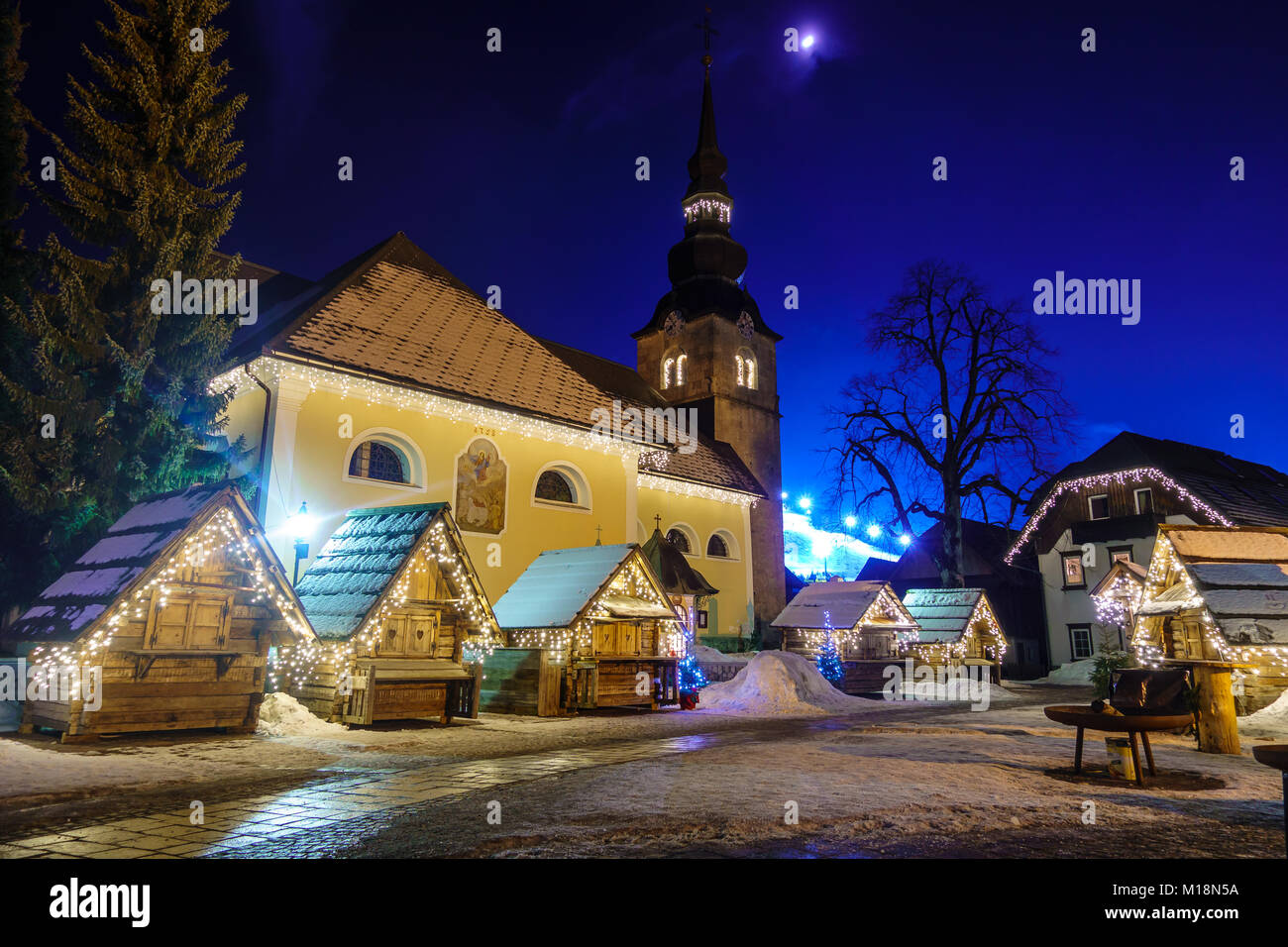 Kranjska Gora Weihnachten dekoriert Square, Alpine Village bei Nacht Stockfoto