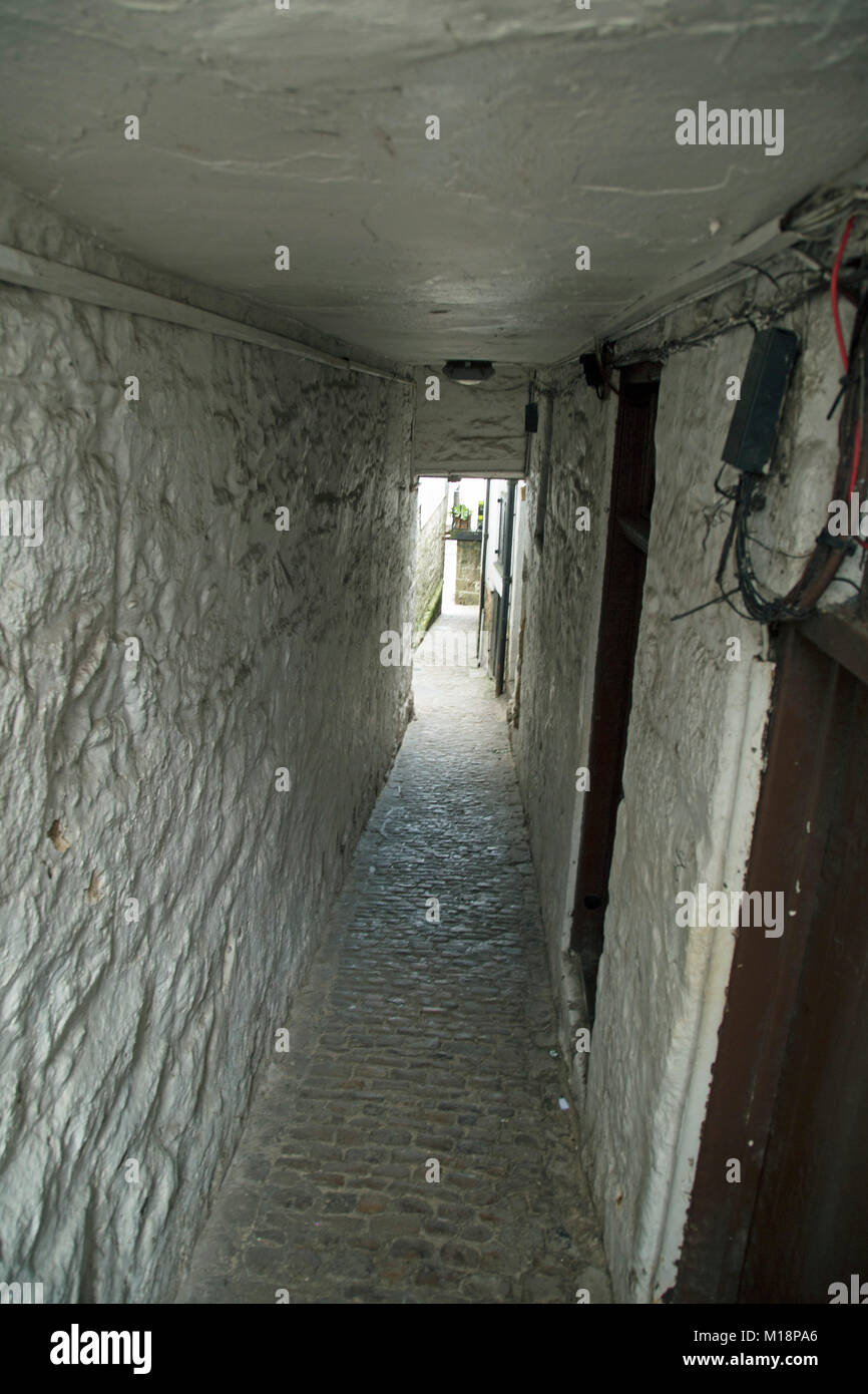 Ein Blick entlang einem weiß getünchten Cornish Gasse. Stockfoto