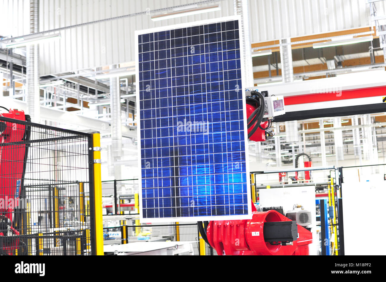 Arbeitsroboter Solarzellenherstellung // solar panel Factory Automation Stockfoto
