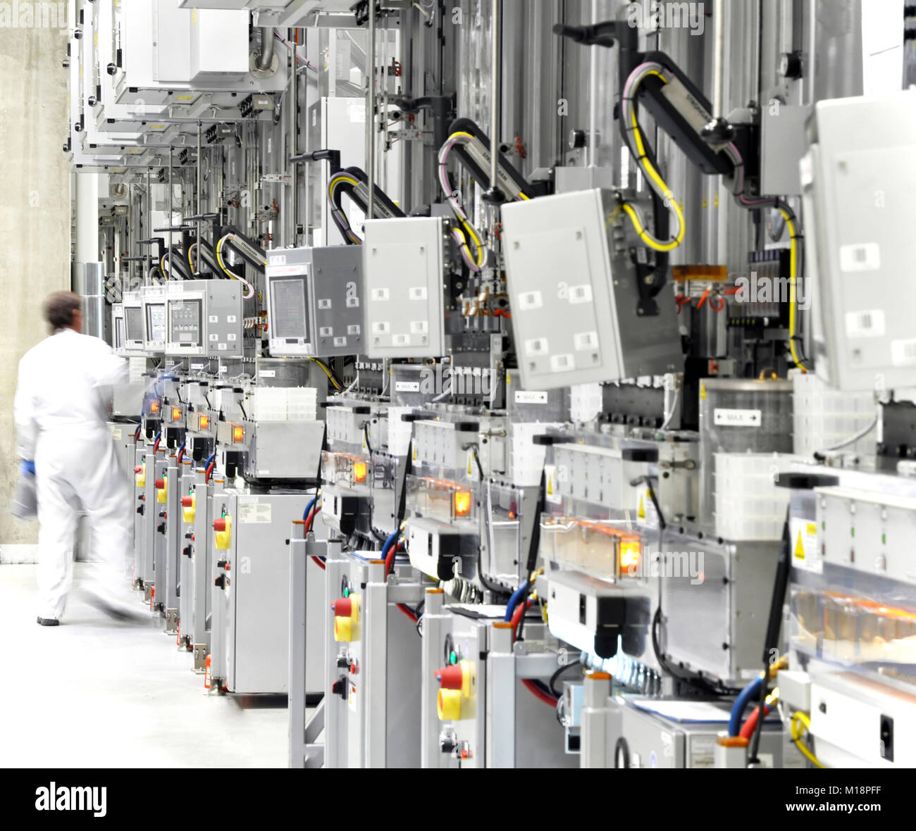 High tech Fabrik - Produktion von Solarzellen - Maschinen und Einrichtung Stockfoto