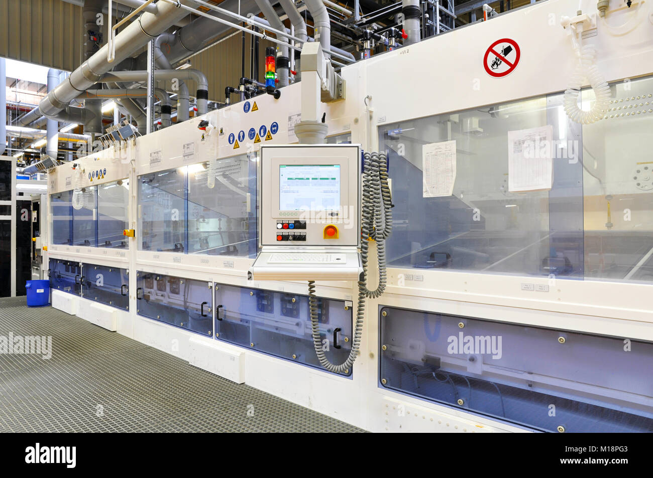 High tech Fabrik - Produktion von Solarzellen - Maschinen und Einrichtung Stockfoto