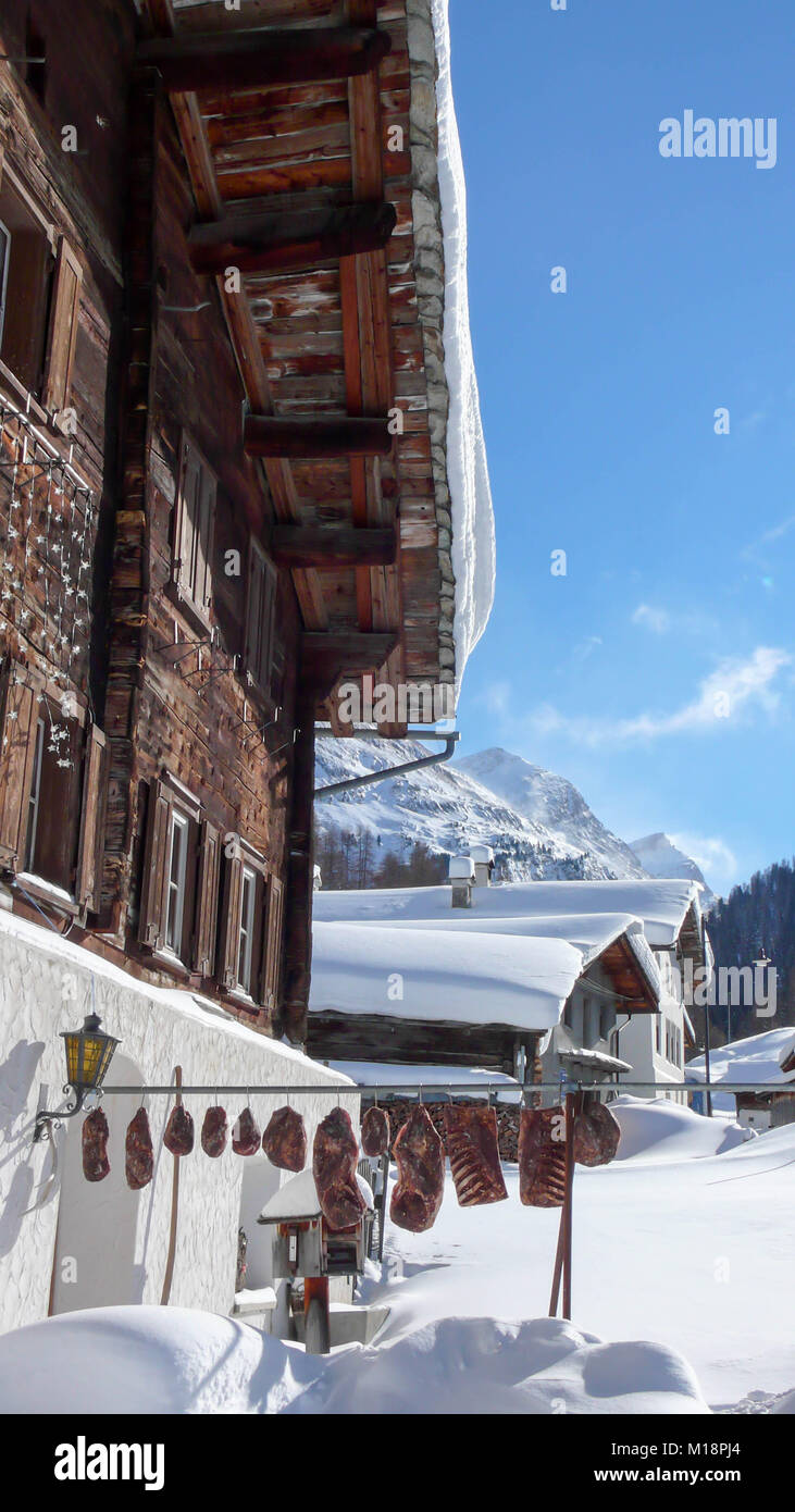 Rack von getrocknetem Fleisch und Beef Jerky außerhalb ein Chalet in einer winterlichen Bergwelt hängen Stockfoto