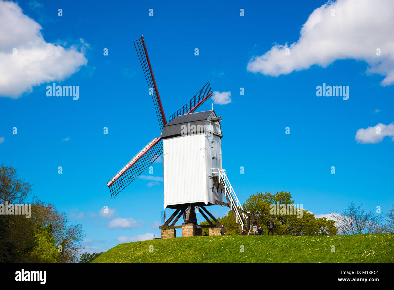 Brügge, Belgien - April 17, 2017: Windmühle in Brügge, Nordeuropa, Belgien. Historisches Gebäude für den Tourismus in der Stadt erhalten, entlang des Kanals Stockfoto