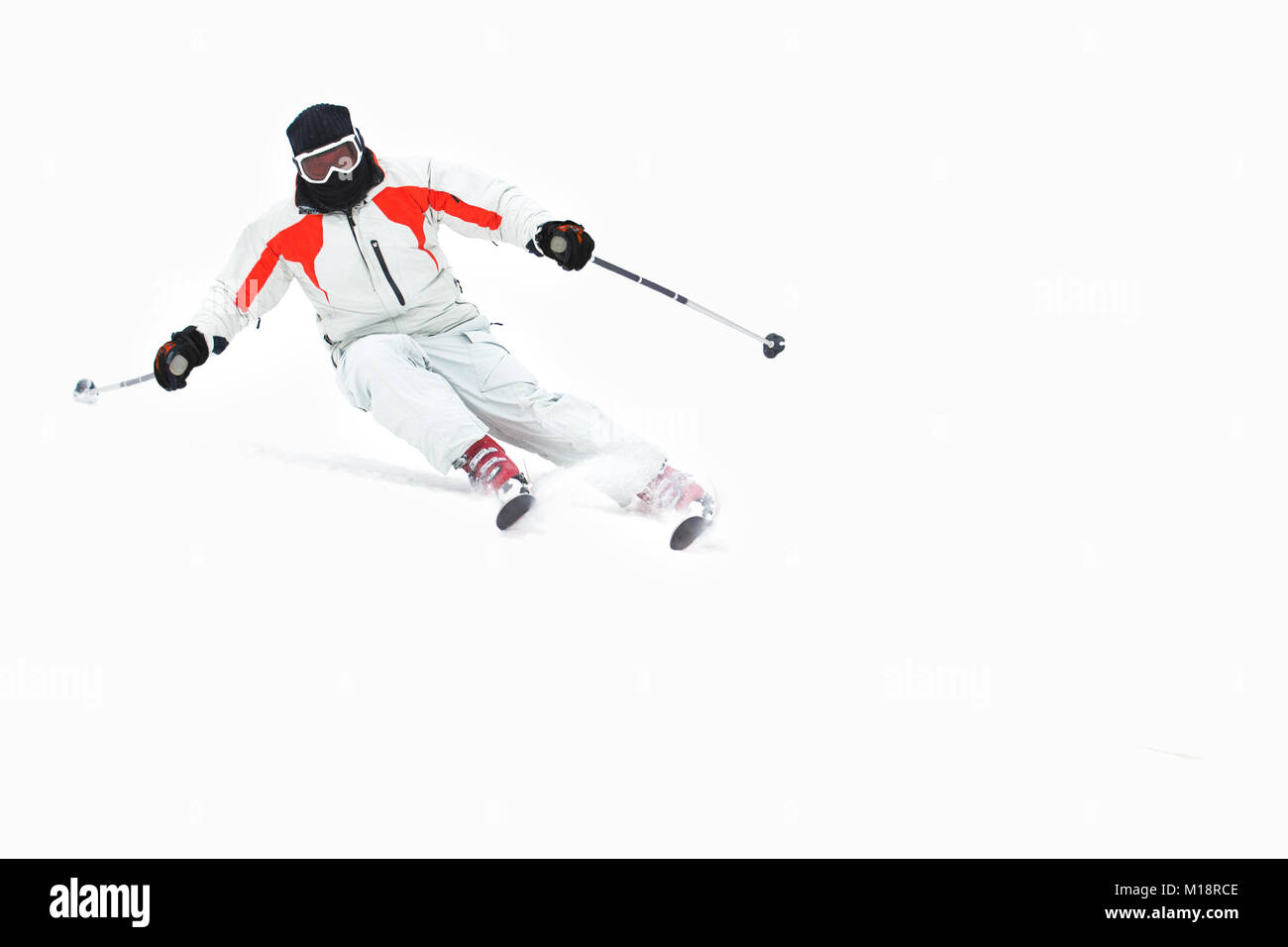 Alpine Skifahrer Skifahren bergab über weißen Schnee Hintergrund Stockfoto