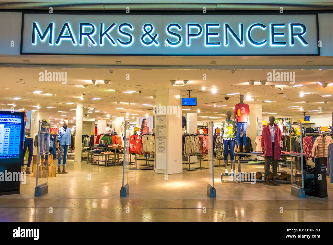 Marks Spencer Und Shop Shop Bekleidung Abteilung Mit Niemand Herum In Der Queensgate Zentrum Der Stadt Peterborough Cambridgeshire England Uk Stockfotografie Alamy