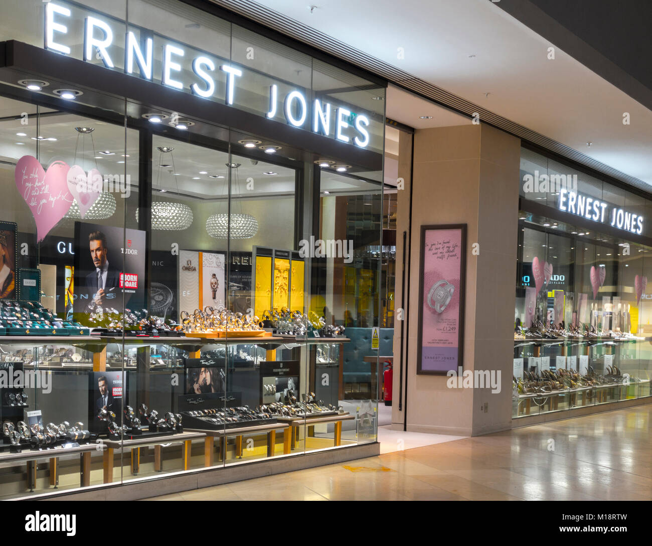 Ernest Jones Juweliere laden/speichern, mit niemand herum, in der queensgate Shopping Center in der Stadt Peterborough, Cambridgeshire, England, UK. Stockfoto