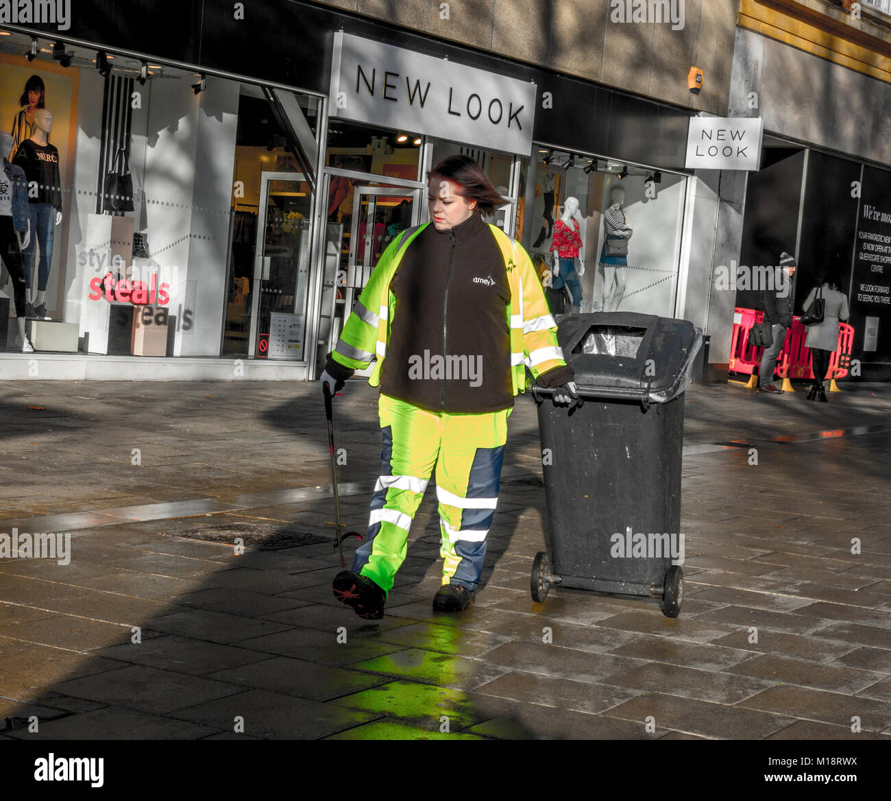 Junge Frau/Frauen verweigern und Schmutzwanne/street Cleaner, das Tragen von fluoreszierenden Kleidung. Das Stadtzentrum von Peterborough, Cambridgeshire, England, UK. Stockfoto