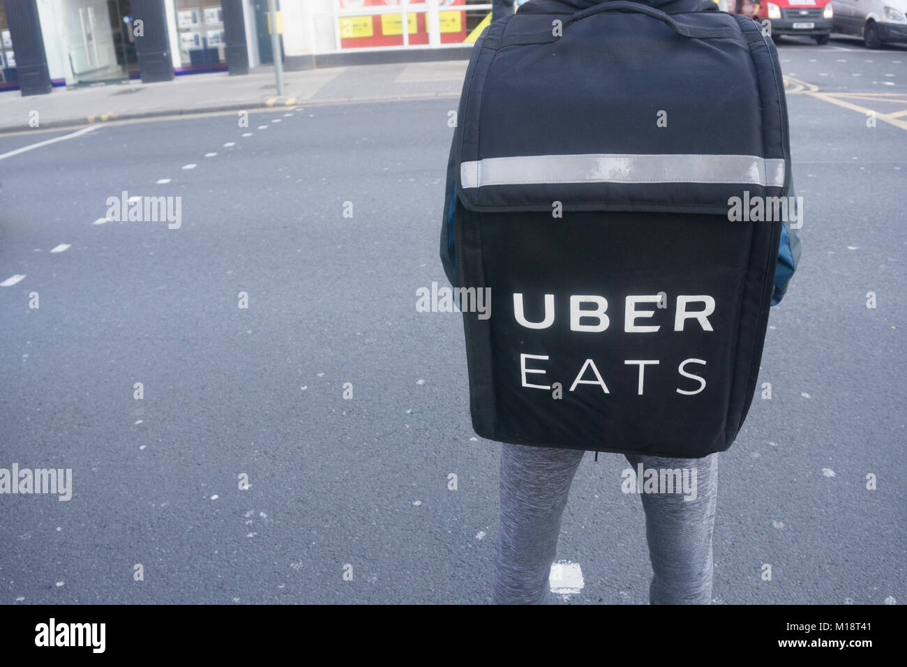 LONDON, UK, 26. Januar 2018: Uber isst Lieferung perosn tragen ein uber isst Lieferung Rucksack Stockfoto