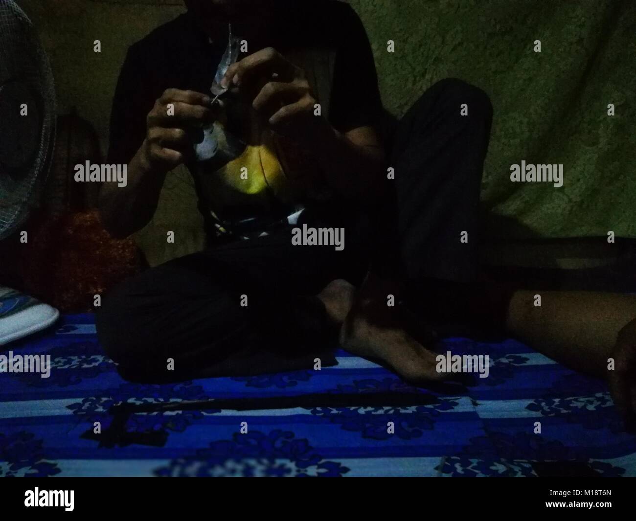 Quezon City, Philippinen. 27 Jan, 2018. Trotz der intensiven Kampagne der Regierung gegen die illegale Drogen, eine Überwachung Foto aus den Elendsvierteln von Quezon City, deuten darauf hin, dass "-users' weiter ihre Laster. Credit: Sherbien Dacalanio/Pacific Press/Alamy leben Nachrichten Stockfoto