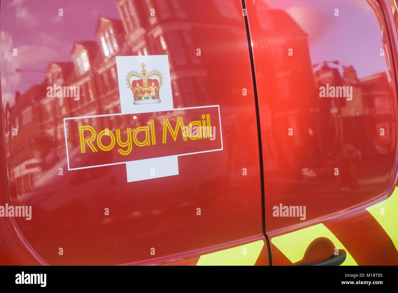 LONDON, UK, 26. Januar 2018: Roal mail Logo auf rotem Van. Royal Mail ist der Postdienst in Großbritannien Stockfoto