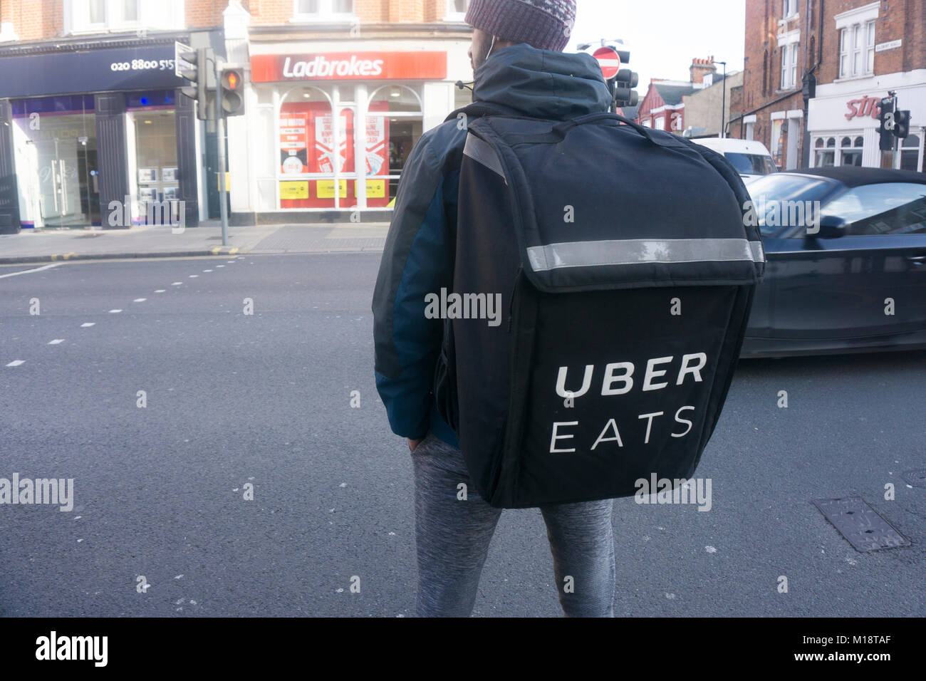 LONDON, UK, 26. Januar 2018: Uber isst Lieferung perosn tragen ein uber isst Lieferung Rucksack Stockfoto