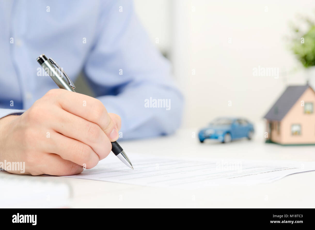 Versicherungsagent in Office. Haus und Auto Sicherheit Care Concept Stockfoto