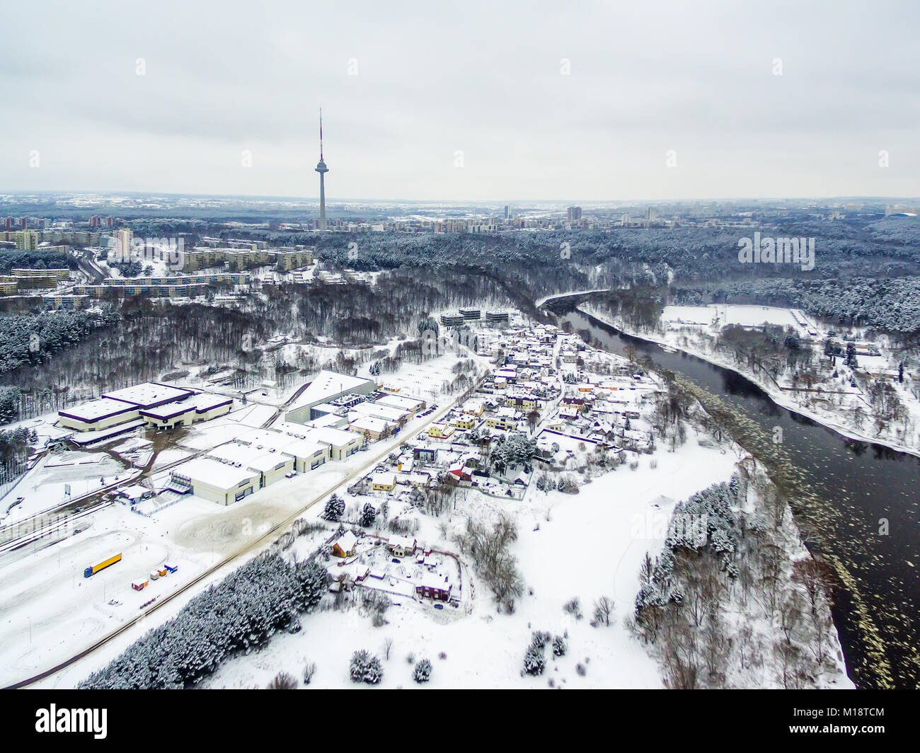 Vilnius, Litauen: Antenne Blick von oben auf die Neris, Vingis Park und den Fernsehturm im Winter Stockfoto