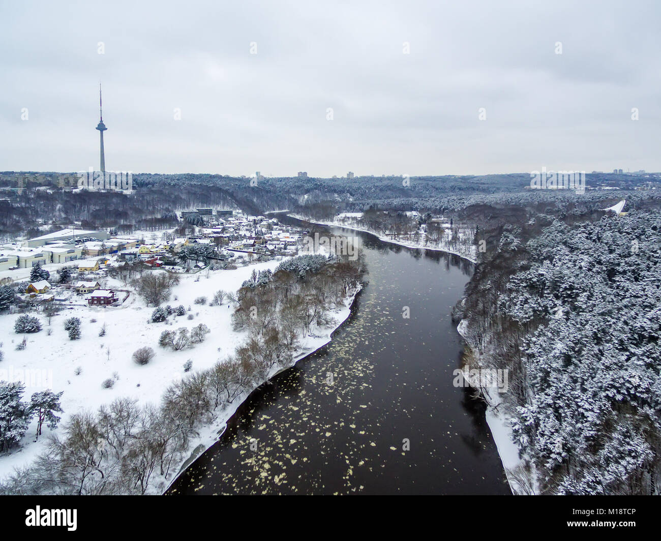 Vilnius, Litauen: Antenne Blick von oben auf die Neris, Vingis Park und den Fernsehturm im Winter Stockfoto