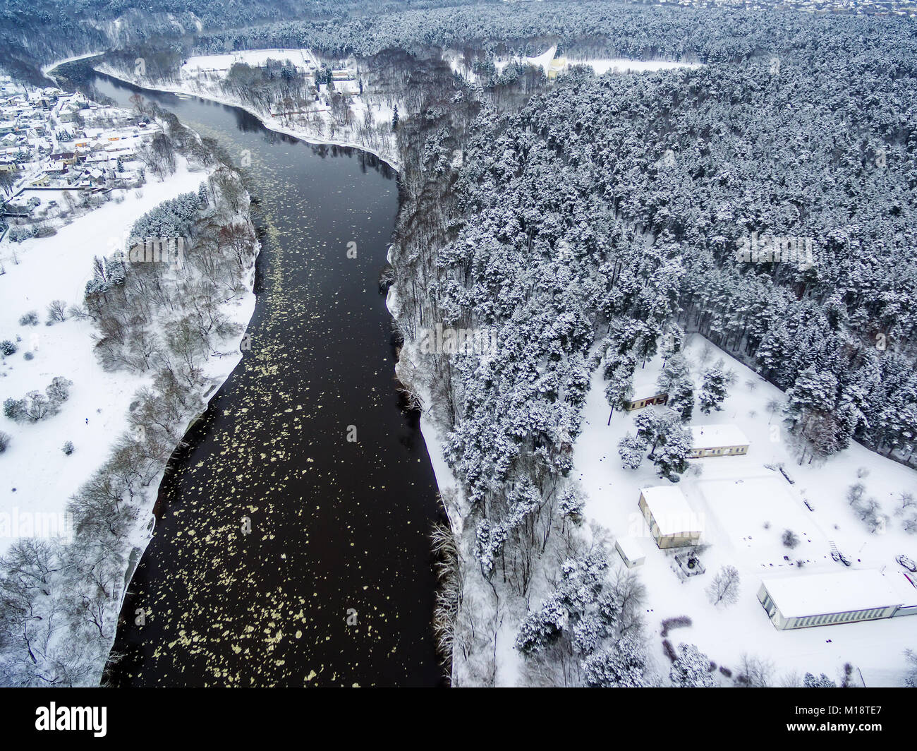 Vilnius, Litauen: Antenne Blick von oben auf die Neris und Vingis Park im Winter Stockfoto