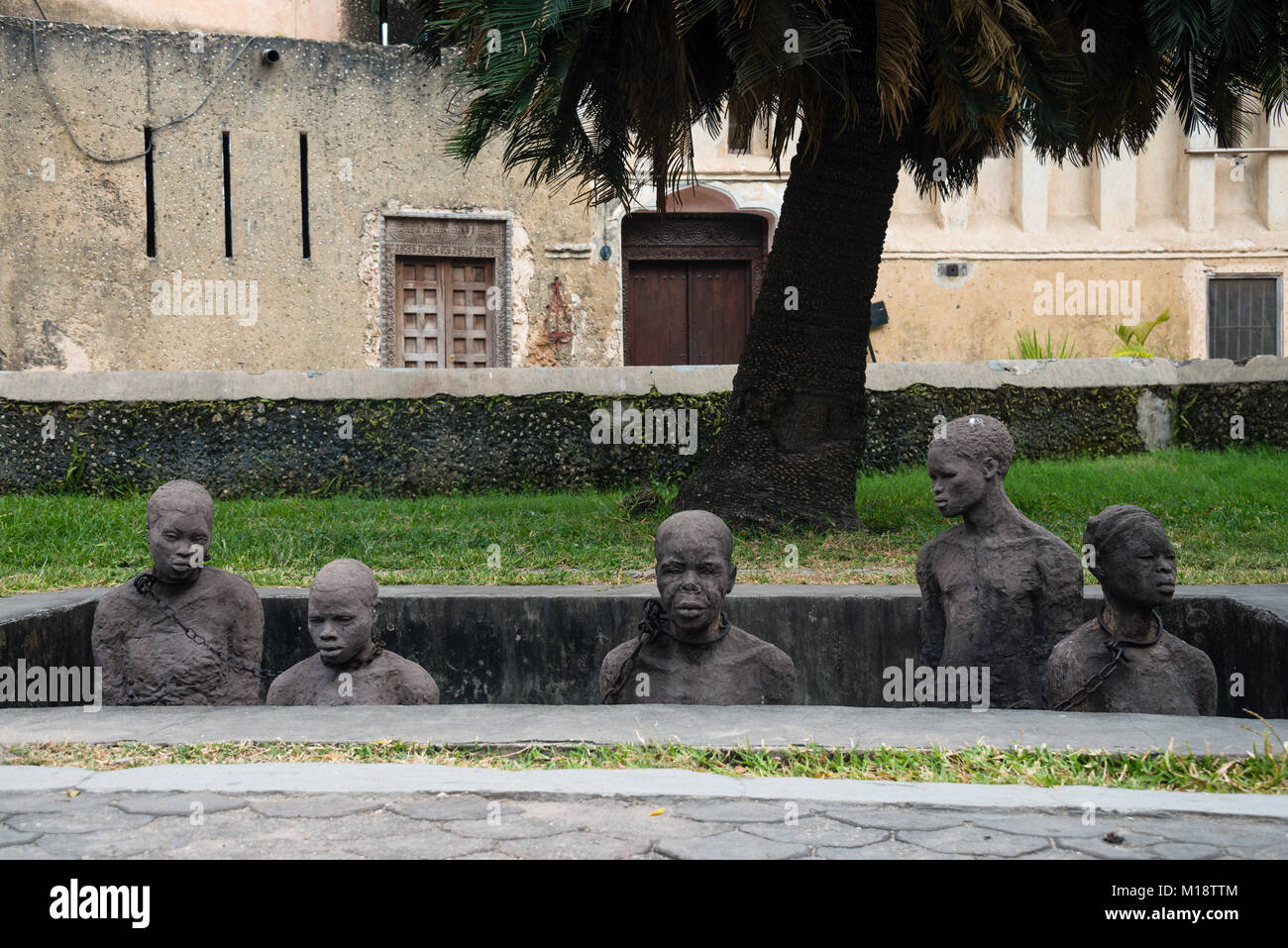 STONE Town, Sansibar - Jan 3, 2018: Sklaverei Denkmal mit Skulpturen und Ketten in der Nähe des ehemaligen Sklavenhandel in Stone Town, UNESCO Weltkulturerbe Stockfoto