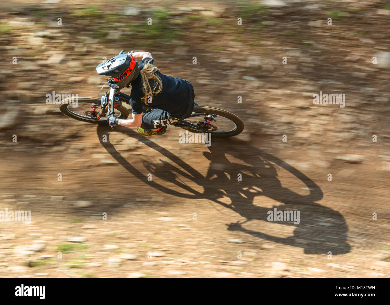 Weibliche Downhill Mountain Biker Stockfoto
