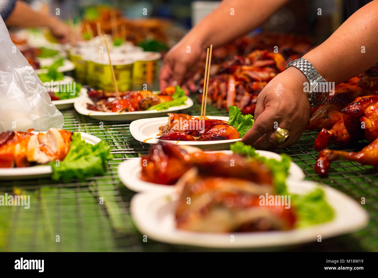Anbieter Serviert werden Fleisch in Platten im Thai Street Food Stockfoto
