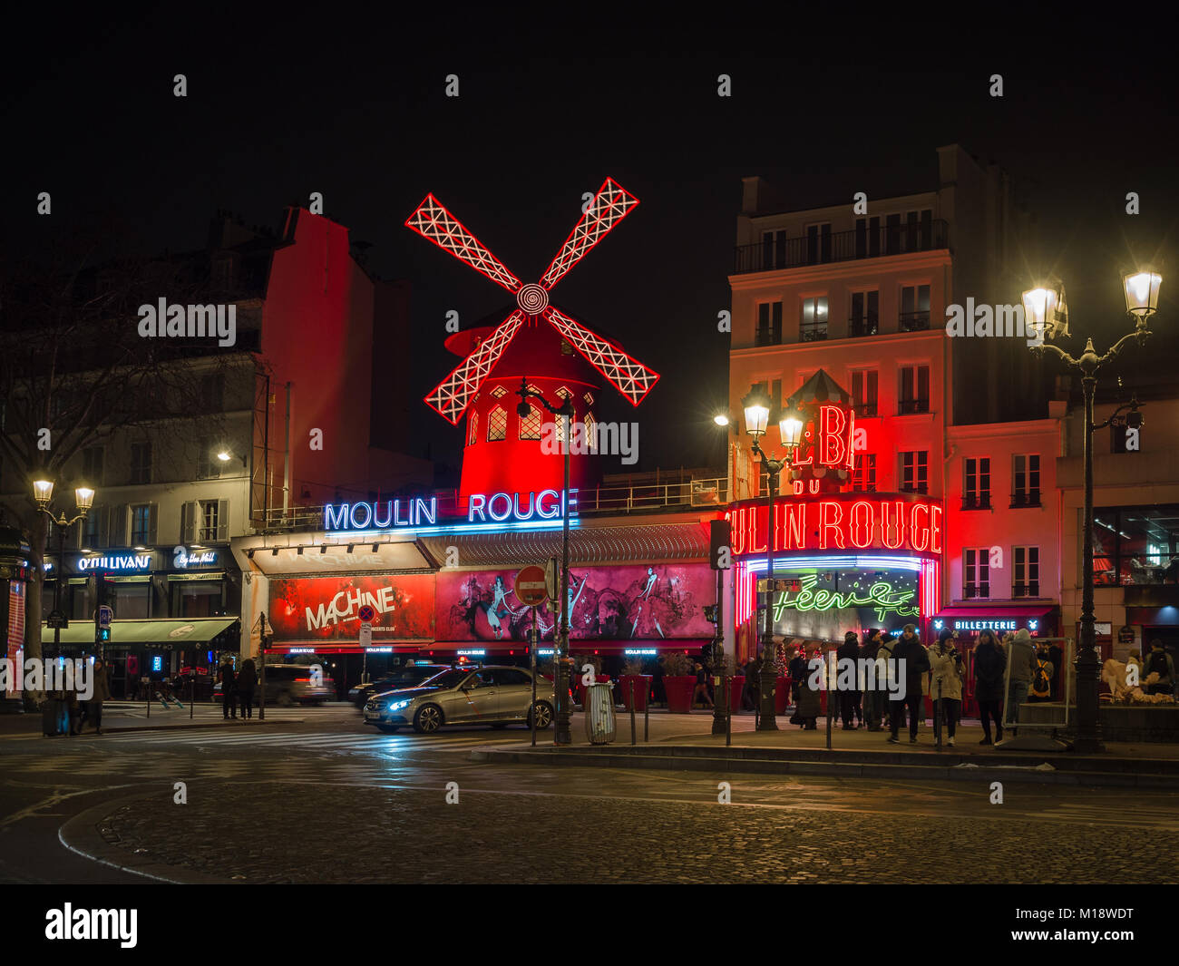 Paris, Frankreich - 7. Januar 2017: Moulin Rouge in der Nacht. Es ist ein berühmtes Kabarett 1889, Position im Viertel Montmartre. Stockfoto