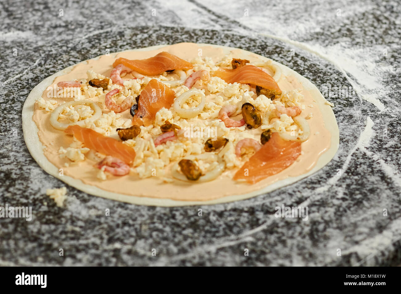 Meeresfrüchte Zutaten auf der Pizza Teig Grundlage. Stockfoto