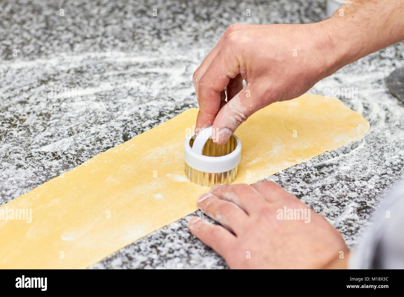 Koch mit Schneiden Teig Metall bilden. Stockfoto