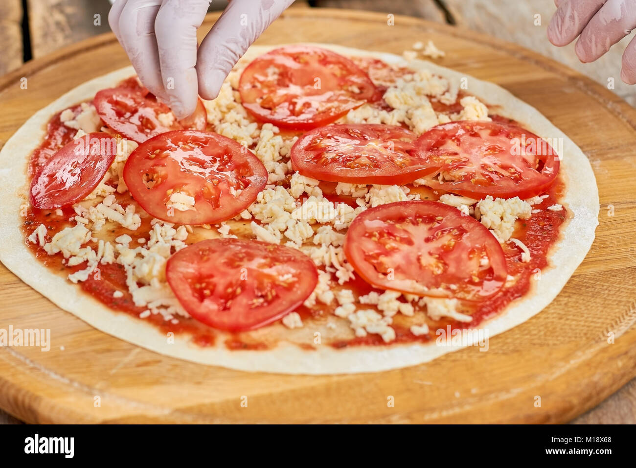 Die Tomaten Scheiben, Pizza Kochen. Stockfoto