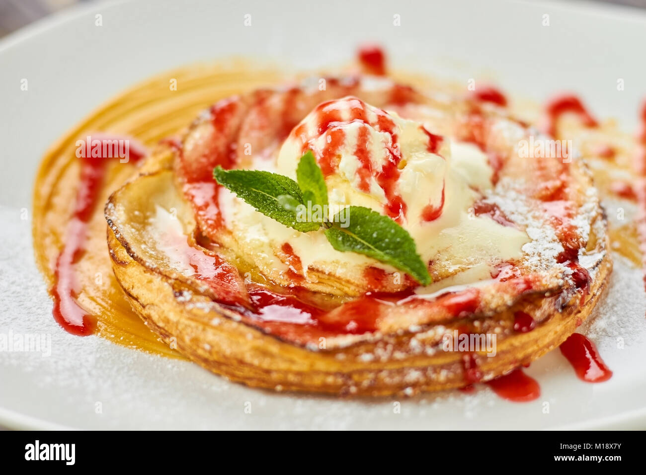 Close up Start mit Eis, Minze und goß roter Soße. Stockfoto