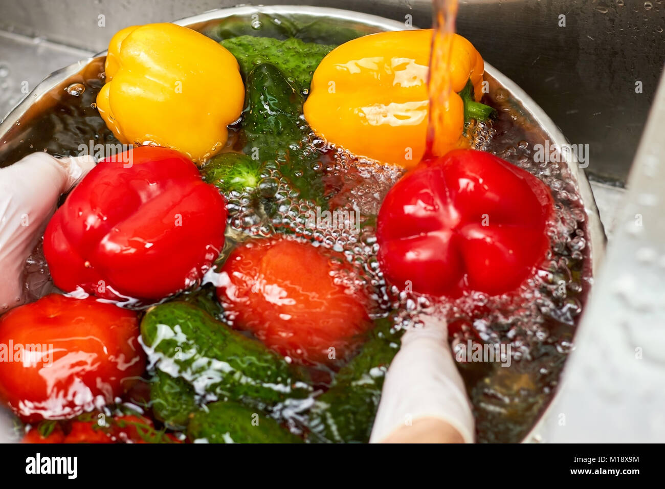 Nasse frisches saftiges Gemüse in eine Schüssel mit Wasser überflutet. Stockfoto