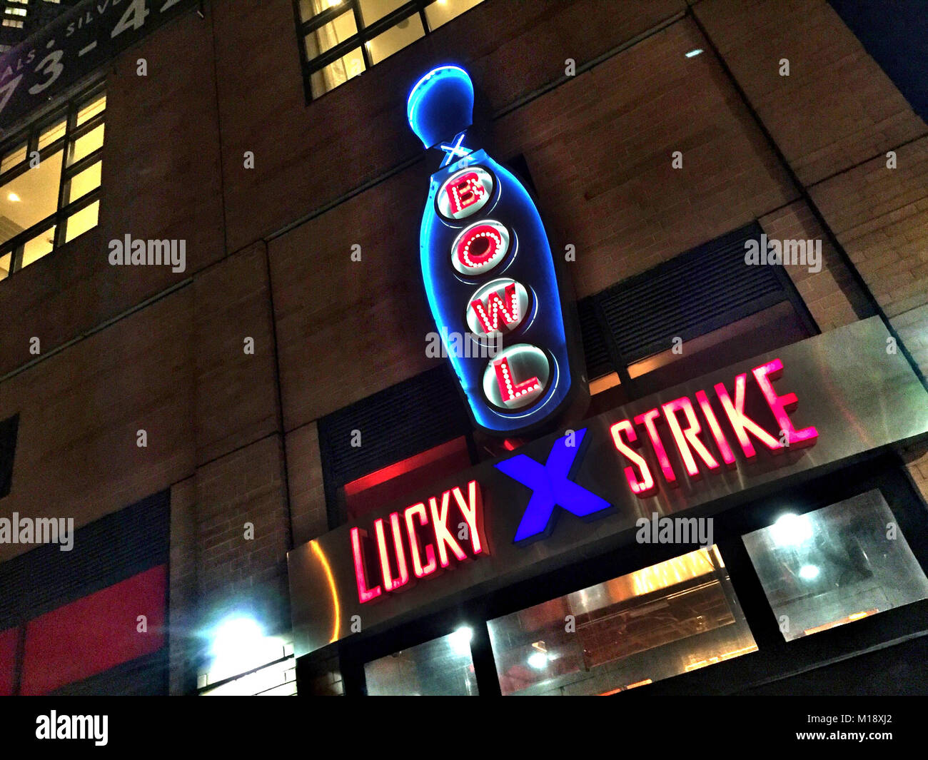 Lucky Strike Manhattan Kegelbahn unterzeichnen, NYC, USA Stockfoto