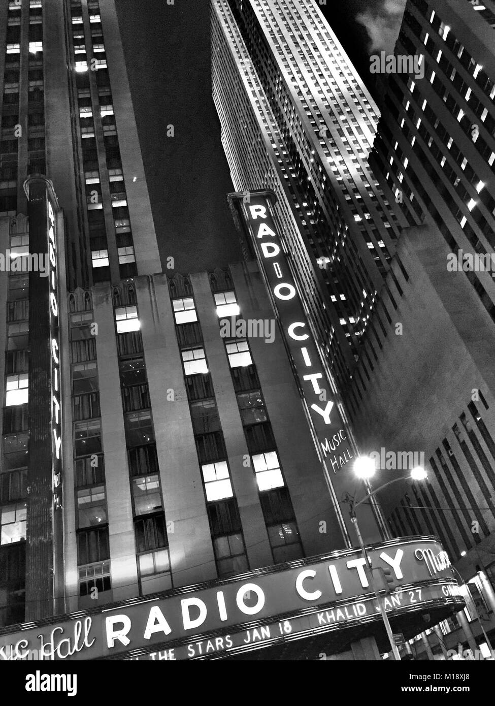 Radio City Music Hall in Rockefeller Center at Night, NYC, USA 2018 Stockfoto